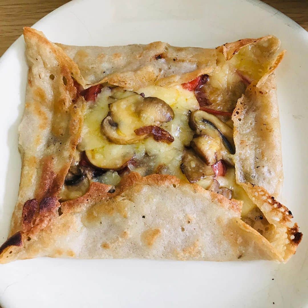 小野りりあんのインスタグラム：「いつもは﻿ お見せできるような食べ物は﻿ つくっていないのだけど﻿ 今日は特別。﻿ 見せられそう〜🤤﻿ ﻿ とても久しぶりに会えた﻿ @chelseamaika がガレット食べにいこー！ってなったのね。﻿ あ、美味しそう〜！と思いつつ﻿ 乳製品たくさん入ってるなぁーってなったから﻿ 「お家でつくろーぜ」ってなったの。﻿  ﻿ 前にクレープつくった時に﻿ 卵の繋ぎの代わりに﻿ 「ひよこ豆の煮汁がいいよ」って﻿ オランダの友達が教えてくれたから﻿ ガレットにも良いだろうさ、と思い﻿ 大量にひよこ豆煮た時に煮汁も小分けで﻿ 冷凍してたものを取り出して…﻿ ﻿ 後は究極適当につくった🤗﻿ (舞花は、すごく料理上手だから、こんな適当につくるんだ〜と﻿ 心で笑っていた気がするけれども笑)﻿ ﻿ ビーガン チーズもかけまして…﻿ (ビヨンド　トーフって名前のやつ)﻿ 最後にタイムを振りかけたら完成。 ﻿ なんかね、油を色々切らしてたから﻿ オリーブオイルで焼いたせいもあって﻿ ﻿ え？コレ、フランス風ピザ？ってなったけれども😚﻿ ﻿ 結果…美味しかった❣️﻿ ﻿ 美味しかったら結果オーライじゃない？﻿ ﻿ みんなもよかったら﻿ 月曜の 　#月曜ベジごはんチャレンジ ﻿ とか　10月いっぱいのいつでも参加できる﻿ #グリーンチャレンジ1000  ビーガン なごはん投稿して参加してみてねん😘﻿ ﻿ 詳しくは @greenmonday.jp @veganrecipes_vcook  のアクション説明みてねー」