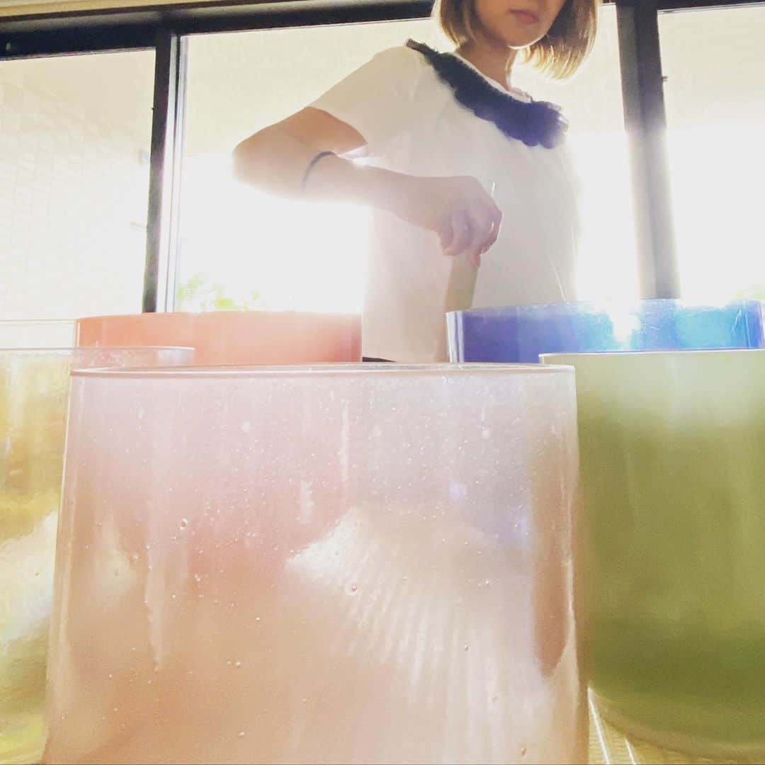 DJ AMIGAのインスタグラム：「99.99%水晶から出来ている"クリスタルボウル" 念願の牧野さんのレッスンを受けに熱海に。 ハーモニーを作るのはもちろん楽しいのと、同じKeyでセントの違うボールを何個も鳴らして揺らぎを作る、バイノーラルビートが最高に贅沢でした。骨伝導のように脳までやってきて右脳と左脳のバランスを整えてくれるという、瞑想要らずやん🧘‍♀️  #junmakino  #crystalball  #クリスタルボウル  #binauralbeats  #バイノーラルビート  #振動性音響  #djlife」