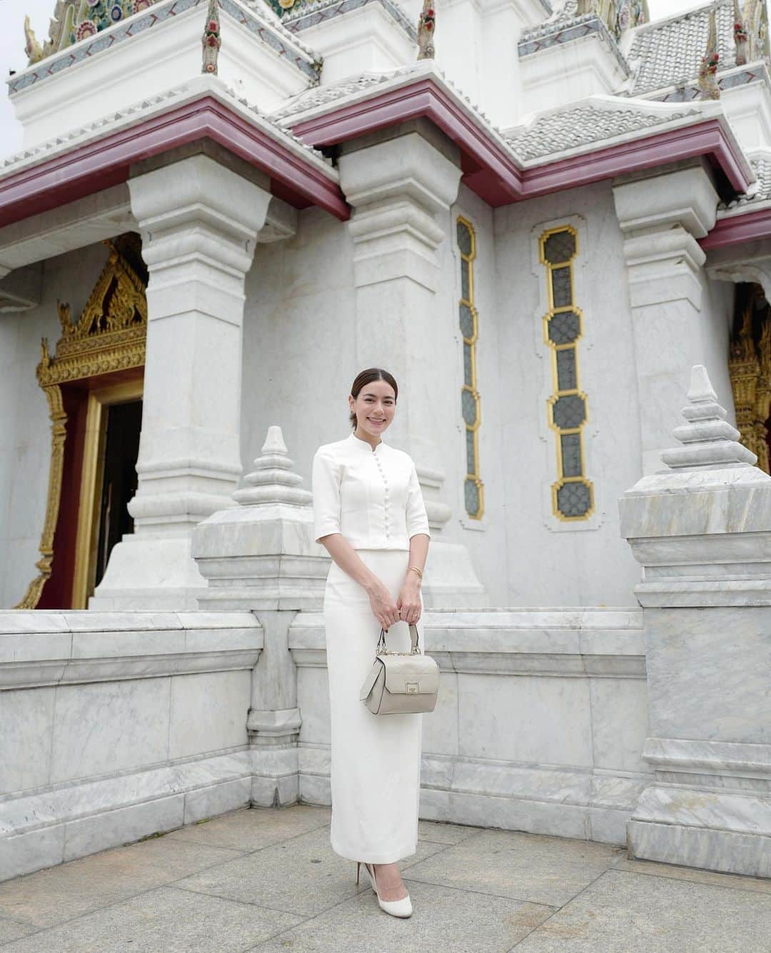 キンバリー・アン・ウォーテマス・ティアムシリのインスタグラム：「ขอบคุณชุดทำบุญสวยๆจากน้องสาว @dianaflipo ผ้าไทยใส่สบายมากๆๆ คัตติ้งดีงามสุดๆค่ะ 🤍✨ @chanruennakha」
