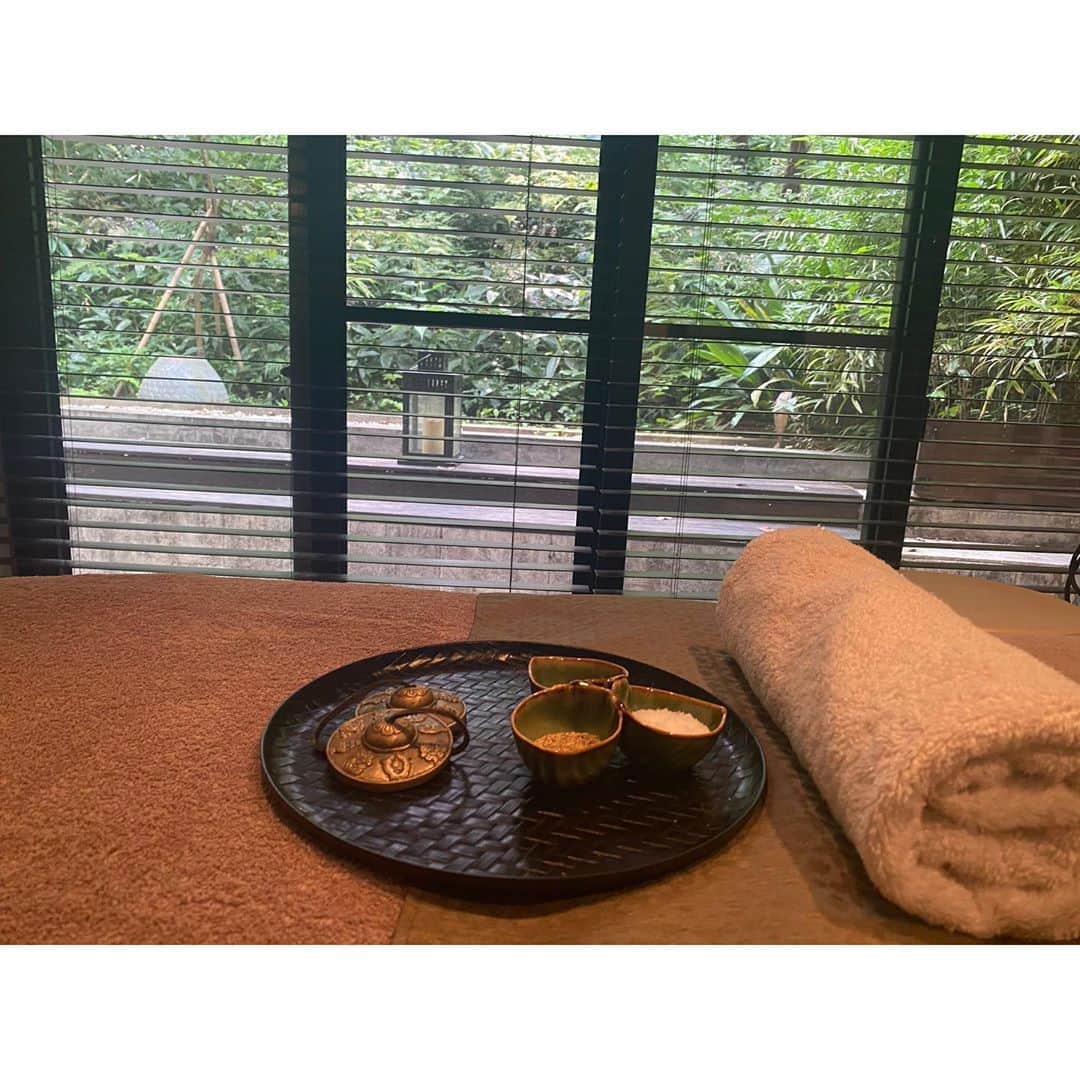 のインスタグラム：「昨日は最高の癒し @chaleur0808 へ指圧&デトックスへ✨ 相変わらずいい気が流れてる☺︎ 最近のお気に入りは 指圧の前に アロマティックムーアという 黒い泥(2枚目)で背中のパック✨ 肩凝り 腰痛 固太り など パンパンに張っている所が緩んで マッサージとの相乗効果で背中が薄くなるの✨ このオプションかなりおすすめです。 首も身体も伸びて フェイスラインもスッキリ❤︎ 先生 @asayumi_0808 &みーちゃん ありがとう☺︎ #シャルール #chaleur #隠れ家サロン #ゴッドハンド #beautycare #spa #detox #指圧 #筋膜リリース  気になった方 シャルールは紹介制だけど  インスタを見たと言ってお問い合わせしてみてね📞📩」