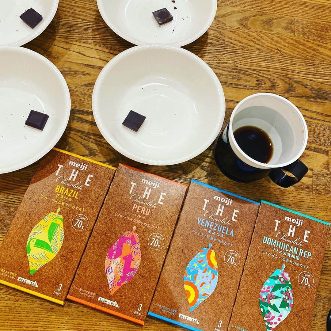 ひらさわあくびのインスタグラム：「絶賛レコーディング中！ いつもいろんな珈琲豆で珈琲を入れて気分転換するニガミのレコーディングですが、今回は利きチョコ大会をしました🍫☕️  あくびはブラジル🇧🇷 タツルボーイはベネズエラ🇻🇪 岩さん、こっちゃんはドミニカ共和国🇩🇴がお好みでした🌟 堀口珈琲は今回のレコーディングで知ったのですがおいしいいい。アイスコーヒーとお試しセット通販で買うほどおいしいいいい。 #ニガミ17才 #堀口珈琲」