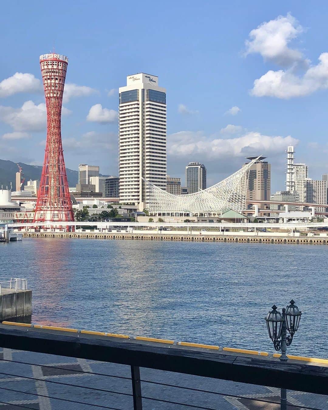 三佐和あやのインスタグラム：「ちょっとお散歩に🚶‍♀️ 妊娠34週は ご飯食べたあとと たまの不整脈で苦しい〜✨💦 臨月の方が少し楽になって、今が一番しんどいって #トツキトオカ に書いてたけど、ほんとか〜い？😅 秋の風が気持ちいいなぁ〜 ・ ・ #ぷんにー #ぷんにーらいふ #妊婦 #マタニティ #マタニティー #マタニティーライフ #妊娠後期 #マタママ #マタママさんと繋がりたい #神戸 #ママ #ママリ」