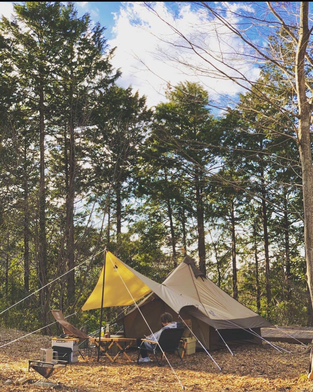 TANYのインスタグラム：「Thanks ogawa tent !!!  HONDAさんの撮影にて 素敵な空間を演出するのに ogawaのテントを使用させてもらいました^_^  ogawaの紫藤さん  @ototobi_no2  ありがとうございました^_^  #camp #ogawa #tent #shooting」