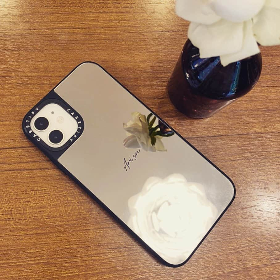 松本有紗のインスタグラム：「#CASETiFY のスマホケース📱 裏が鏡になってるから顔にゴミがついていても安心💕  @CASETiFY @CASETiFY_jp #StateYourCase」