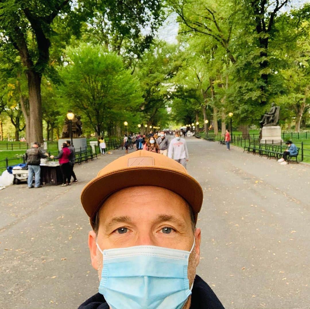トム・ベリカのインスタグラム：「Electronic purge. Nothing clears the mind like a little music, dance, wedding to escape the headlines. #SundayInThePark #NYlife」