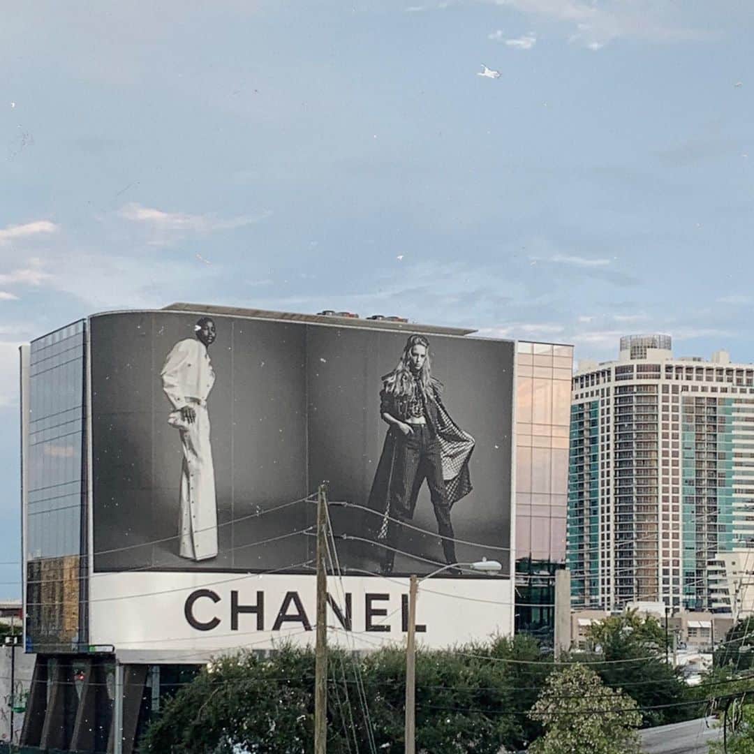 アビー・チャンピオンのインスタグラム：「never thought I’d see myself on a billboard for @chanelofficial so surreal 🙌🏼🙏🏼by @inezandvinoodh 🤍」