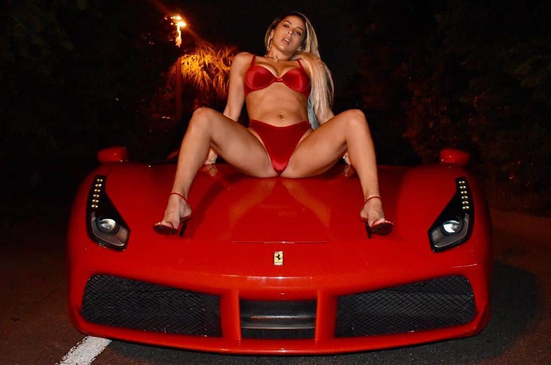 ベロニカ・ベガのインスタグラム：「Cum take a ride down OnlyFans lane 💋 #Linkinbio」