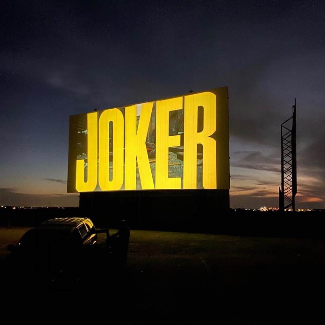 トッド・フィリップスのインスタグラム：「Can’t believe it’s been a year (today) since we released the film. And what a year it’s been. Some random BTS to mark the day... and again, a big THANK YOU to all of you who have loved and supported this film (and Arthur) since we first released the original camera tests (Sept. ‘18). You all helped turn this film into what it ultimately became, and for that I will always be grateful. Hope everyone is staying safe and hanging in. xTP」