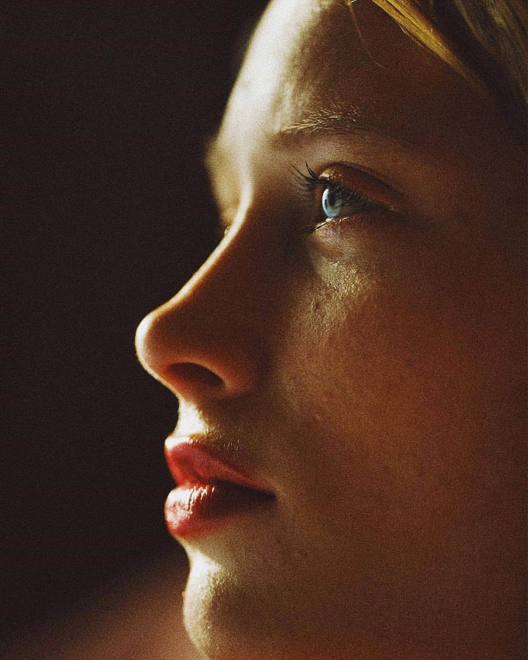 Portrait|Life|Fashion|Faceのインスタグラム：「Selection by  @unsalsicilli ━━━━━━━━━━━━━━━━━━━ Photo by @lalovenenoso Model @claireromain  Congratulations!  ━━━━━━━━━━━━━━━━━━━ Team #portraitmood Founder @humanistagram  ━━━━━━━━━━━━━━━━━━━」