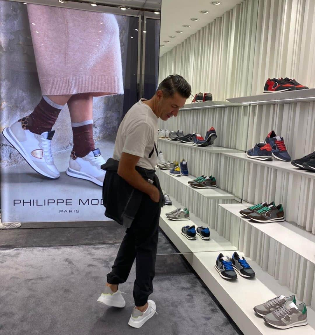 パンツェッタ・ジローラモさんのインスタグラム写真 - (パンツェッタ・ジローラモInstagram)「I love white  sneakers# sneakers#white #philippemodelshoes #italy #shoes #fashion #omotesandohills #nicewomenshoes #iloves #nicepeople #love #toyodatrading」10月5日 7時43分 - girolamo.me