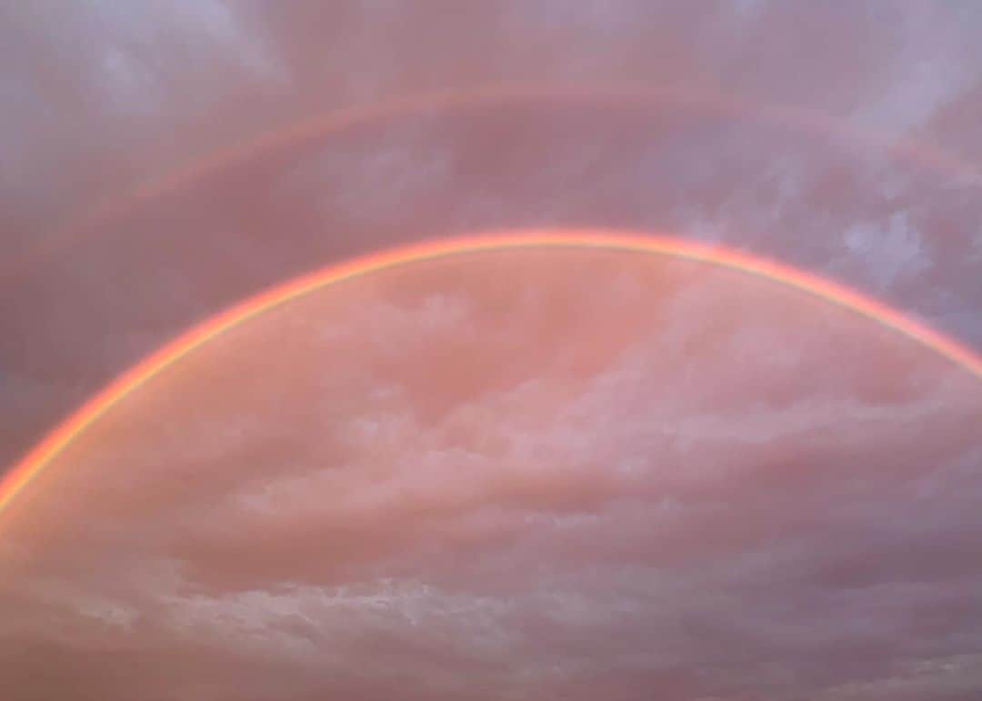 来夏のインスタグラム：「#🌈🌈 5:45AM.  朝焼けが綺麗だなぁと窓をあけてみると、 西の空にかかるダブルレインボー😍 鳥の鳴き声と金木犀の香り🕊 東は神々しい朝焼け✨🌞 なんとも夢見心地な景色☺️👏🏽 いいことありそう🥰 朝から大興奮でした😝 #ダブルレインボー  #レインボー #虹 #rainbow #doublerainbow  #いまそら #2020」