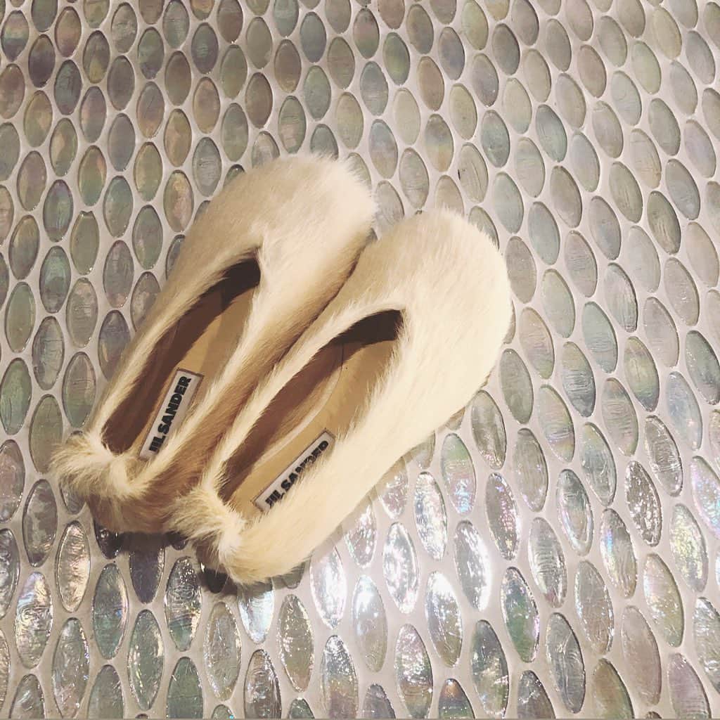 のインスタグラム：「・ おぃちゃんの手足みたいって子供達に好評。笑 だからかな。こーゆうモフモフに惹かれます🤢 ・ ・ #jilsander」
