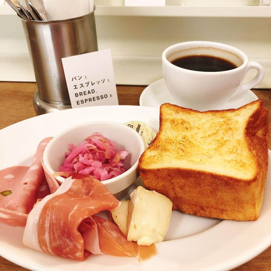 浦田麻緖さんのインスタグラム写真 - (浦田麻緖Instagram)「GM🌈☀️モーニング食べたら、今日からまた一週間がんばろう🤩って気持ちになれます‼️ 素敵な一週間になりますように💕  #GM #パンとエスプレッソと  #モーニング　#朝食　#happy #love #yummy」10月5日 7時54分 - mao.urata