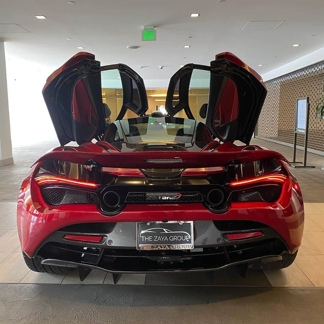 リリー・ガリーチさんのインスタグラム写真 - (リリー・ガリーチInstagram)「👠 I told him I wanted a car to match my red bottoms, @fadi_zaya said no problem. Proud of myself for the woman I have become, if I can do it, you can too. Start by believing in yourself. ❤️ #TheZayaGroup」10月5日 8時05分 - lillyghalichi