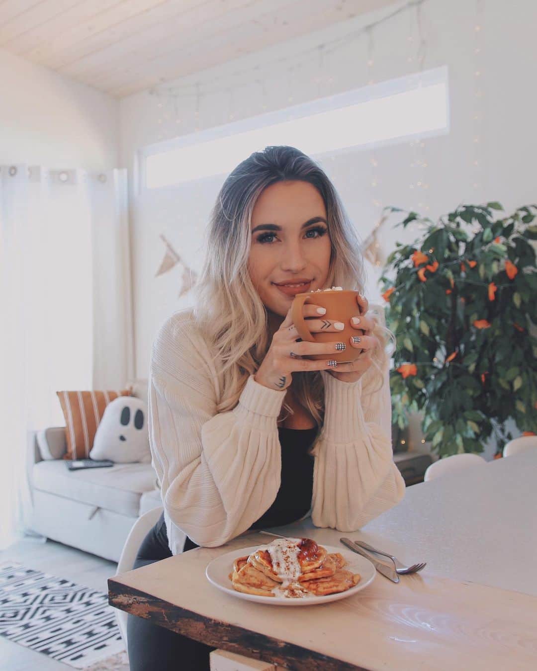 Kalyn Nicholsonのインスタグラム：「so I challenged myself to eat pumpkin foods for a whole day including a pasta that had maple syrup on it (step aside Buddy the elf) and it was honestly heavenly.   I will claim the “most basic what I eat in a day” crown and call #youtober day 4 complete.  come roll in all the pumpkin spice and talk about everything from overcoming food shame to intuitive eating with me 🧡」