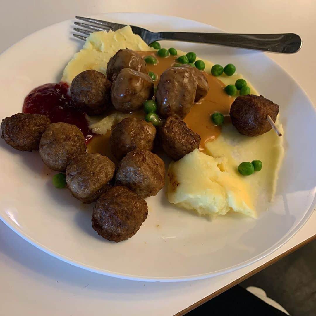 のインスタグラム：「IKEAのミートボールだいすき😆✨✨ #早起きがんばった #今週も頑張りましょ #ikeaランチ#ikea」