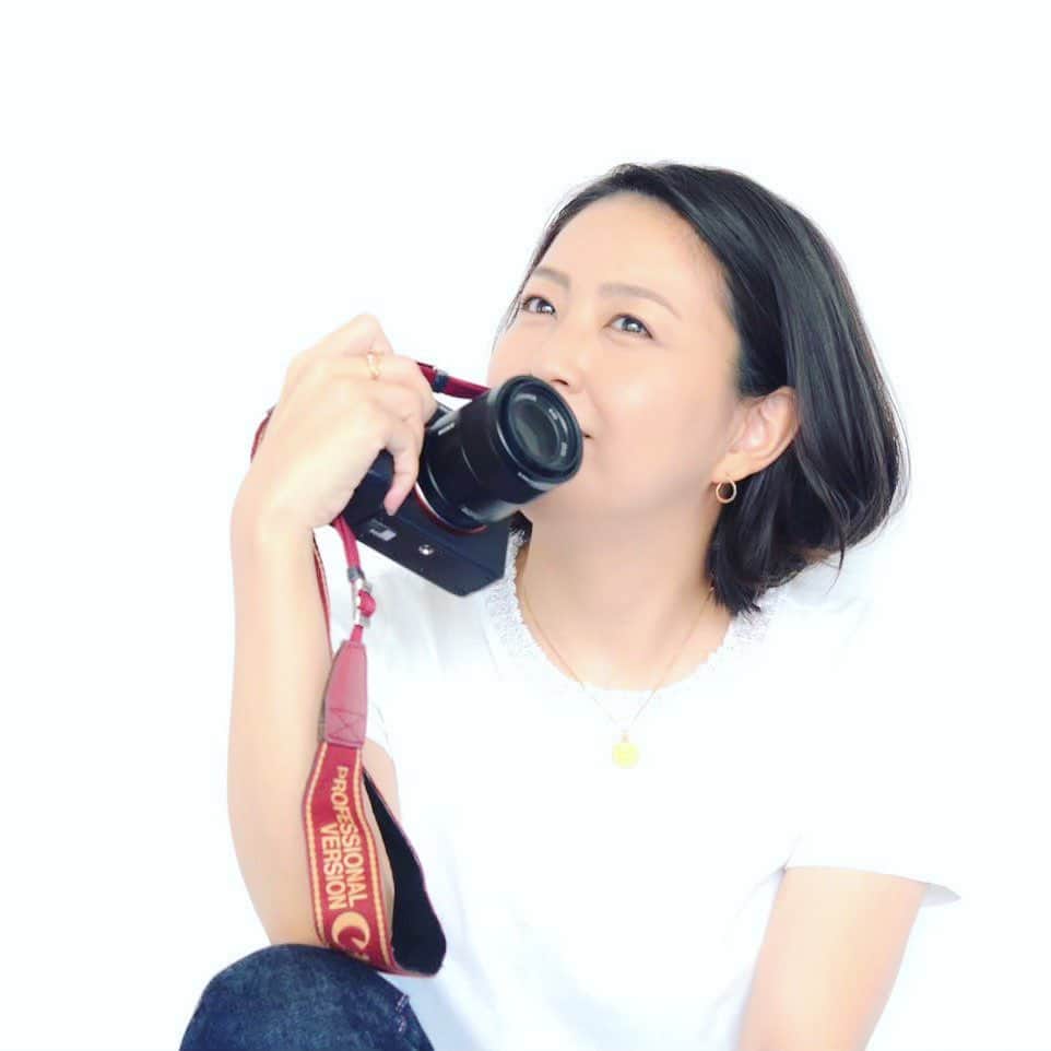 テレビ朝日アナウンサー公式さんのインスタグラム写真 - (テレビ朝日アナウンサー公式Instagram)「. 【カメラマン📷のこだわり】 . アナウンス部カメラ班は #富川アナ#矢島アナ#本間アナ#森アナ の4人💐 . . 第三弾は矢島アナに、 例年のカレンダーとの"変化"について聞いてみました😳！ . 「実は１０年ぶりにカメラを買い替え、ミラーレスにしました。 写真を撮ることがまた楽しくなっています。 そんな今年は意識して、例年とは違う画角で撮っています。 私は普段、顔のアップを撮ることが多いのですが、 今年は足元まで写したり、表情だけではなく体の動きや周囲の空気感も 一緒に楽しんでもらいたいです！」 . 今年は新しいカメラ📸で、表情だけでなく周囲の空気感まで表現していたなんて…！ この前矢島アナとお話した時、カメラへの愛や熱が凄まじかったのです！ そんな矢島アナが撮った写真は実際にどんなものになったのか、楽しみですね🤗 . . そして２枚目にはカメラ班の4人で撮ったコミカルな動画を🕺💃 セルフタイマーで連写したものをコマ送りにしたものです！何度でも見たくなりますよね😳 今までのものとは別のものをお見せしちゃいます🎊 . . #いよいよ #アナウンサーカレンダー #10月17日 #発売 です #ドキドキ #ワクワク . #矢島悠子 アナウンサー #斎藤ちはる #アナウンサーカレンダー#アナカレ#カレンダー#アナウンサー#卓上カレンダー#卓上#アナカレ2021#2021#2021カレンダー#2021年」10月5日 8時16分 - tvasahi_announcers