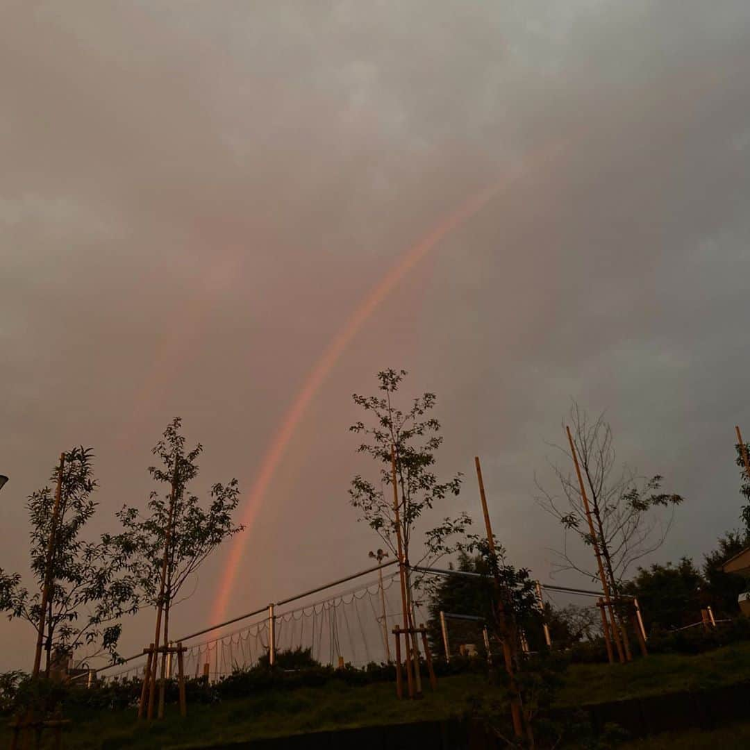 dorlisのインスタグラム：「早朝の赤い虹🌈 #虹 #rainbow」