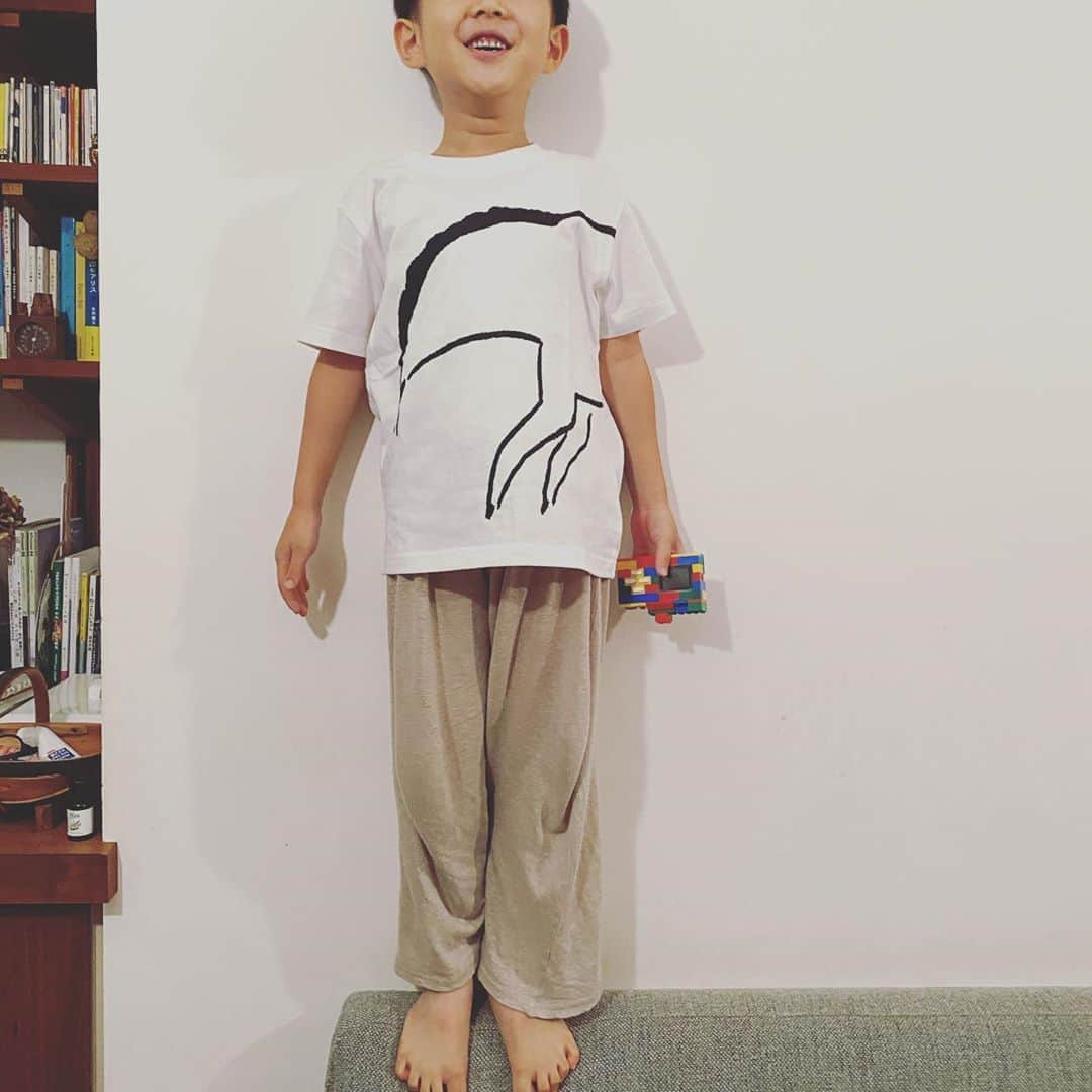 浜島直子さんのインスタグラム写真 - (浜島直子Instagram)「母律子のイクラがあるよ〜ってことで、手巻き寿司パーチーな日曜日。 犬たちと子供でまりこはんの隣を奪い合う光景は、まさに「ケンカをやめて〜♫」🤣 少し早い息子の誕生日祝いもしてもらい、ドラえもん人生ゲームもやってもらい「まりこはん、なんで帰っちゃうの？」と言っていた暴れ肉団子もうすぐ6歳。 ・ #手巻き寿司 #ペッカ #ピピちゃん #ペッカもピピちゃんも #元保護犬 #まりこはんのオサレtシャツをもらってご満悦の #暴れ肉団子 #ケーキはまりこはんの手土産の #オーボンヴュータン  #オサレなケーキやわ〜❤️」10月5日 8時26分 - hamaji_0912