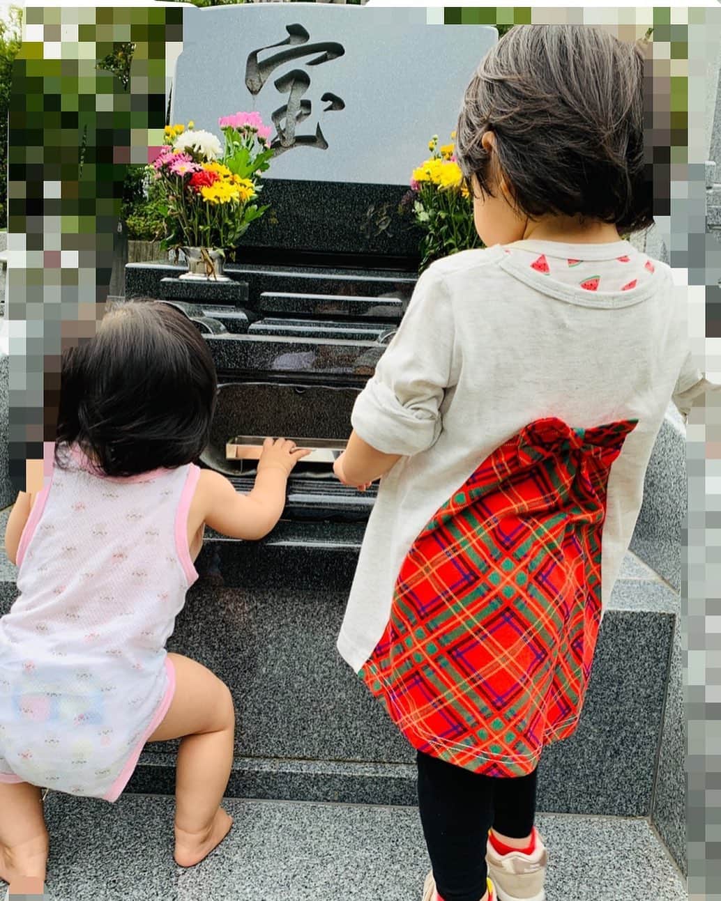 のインスタグラム：「久々に父のお墓参り^ - ^ 長女もよく歩くようになって、とっても助かる❗️抱っこ紐で暑かったので、下着一枚の次女😂 会わせたかったなー！遊んでほしかったなー！そればかり考えますが😭癌は憎い。悔しい。 でもしっかり挨拶できたので良かった（＾ω＾）これからも見守っていてね👍」