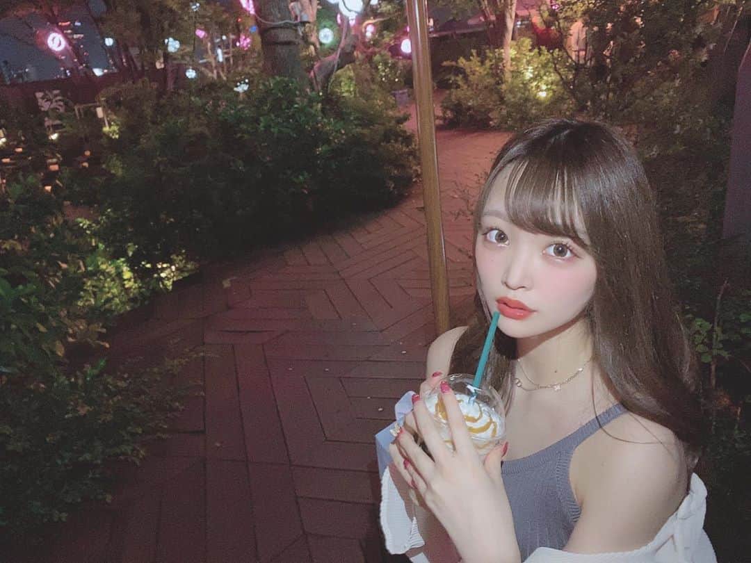 鳥海絢菜のインスタグラム：「・ キャラメルフラペチーノ大好きっ💖 ・ ・ 肌寒くなっても飲んじゃう ・ #snidel #ootd #fashion #starbucks  #dior  #キラキラ #スタバ #原宿 #」
