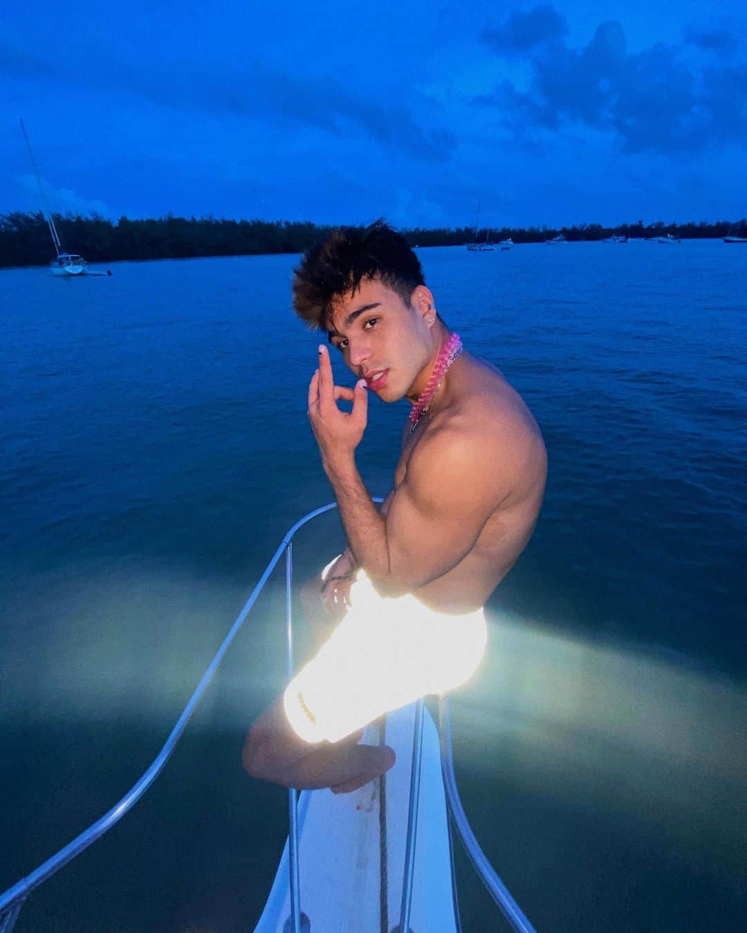 Sebastián Villalobosのインスタグラム：「noches 🌃」