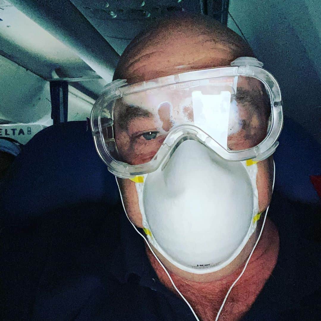 ディーン・ノリスのインスタグラム：「Air travel sucks but trying best to stay safe」