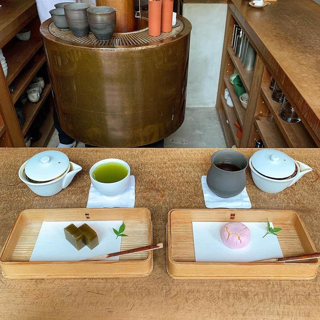 PATRA magazineさんのインスタグラム写真 - (PATRA magazineInstagram)「10/5❤︎「予約マストの日本茶専門店でいただく絶品和菓子」 . 予約をしないとほぼ入れない！✨ でも人生に一回は行きたいと思えるほど素敵な日本茶専門店 @yorozu.bunshitsu  日本のお茶文化に今らしさをプラスした、高級感の漂う店内👀 木の香りのするカウンターではお茶菓子を、丁寧に入れたお茶とともに味わえちゃう🍵  数種類のお菓子を楽しめる「お茶のコース(¥3,800)」がとくに魅力😉 他にも一口お菓子のセットがあるよ！  日本の伝統文化を存分に味わえるお店。 訪れる場合は、予算を多めに用意しておくのがオススメ😊  気になる子はぜひCHECKしてみてね！ . . Thank you 🌹  @ay.enimg / @chippachapus @xyuux0628 / @melopyon__ . . 今女の子の中で流行っているコトやITEMがあればPATRAをタグ付けして教えてね❤︎ 皆さんのすてきな投稿をぜひ紹介させてください！ . . #PATRA #日本茶専門店 #万yorozu #yorozu #日本茶カフェ #和カフェ #福岡 #カフェご飯  #カフェ活 #カフェ好き #スイーツ好きな人と繋がりたい #カフェ好きな人と繋がりたい #カフェめぐり #カフェ巡り好きな人と繋がりたい #カフェ巡り #カフェ #cafe巡り #カフェスタグラム #カフェ部」10月5日 8時56分 - patra__jp