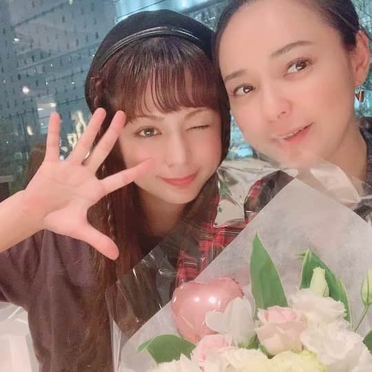 Arimeのインスタグラム：「大阪から沖縄帰ってきましたー！ 大阪で久しぶりにセイラとも会えて良かったよー💕  #プチ旅行 #大阪#大丸心斎橋 #久しぶりの再会 #元気そうでよかった #相変わらず #沖縄 #わんこが待ってる #わんこのいる生活 #アリメ#arime @seirayoshida」