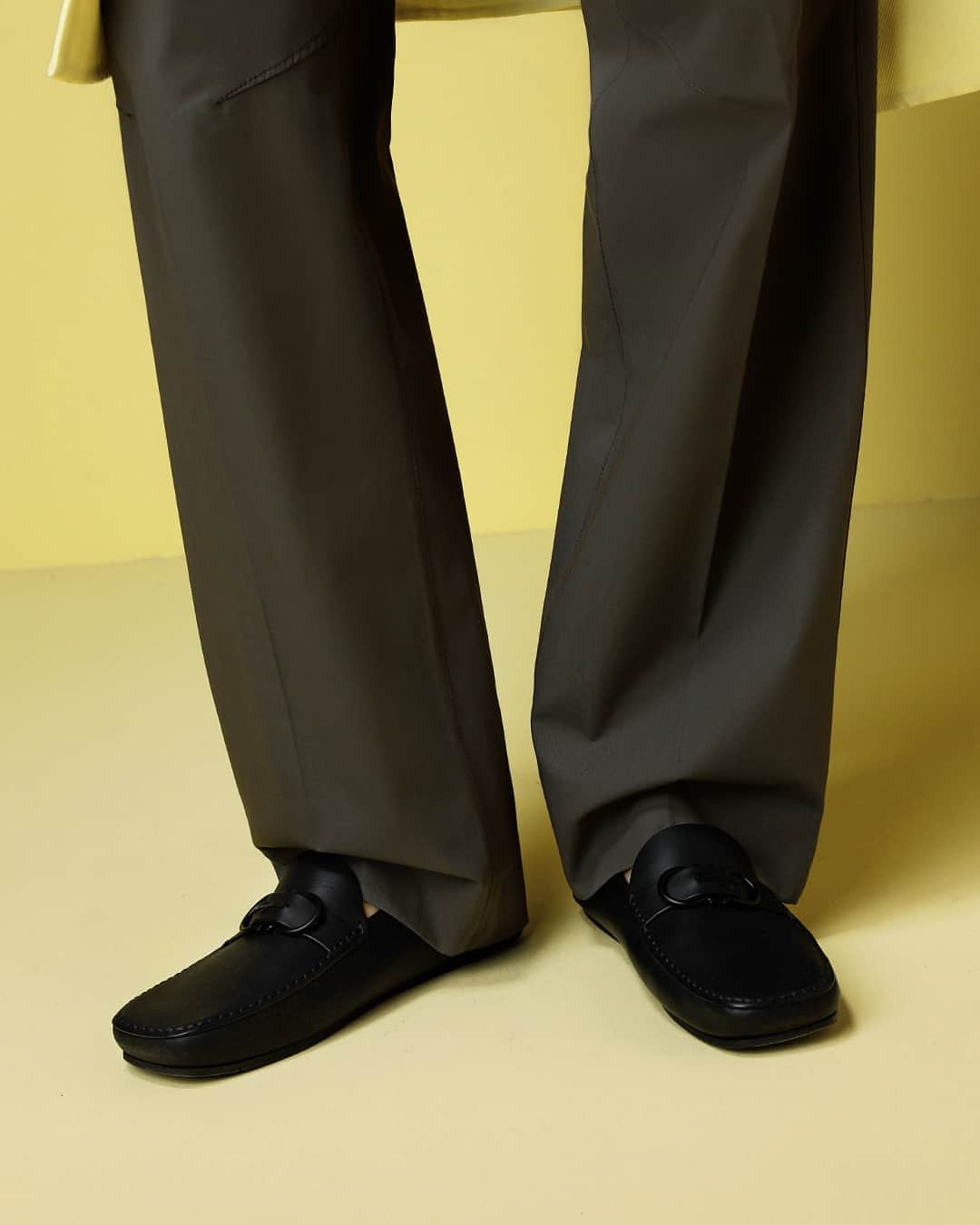 サルヴァトーレ・フェラガモのインスタグラム：「In keeping with the Ferragamo philosophy of dressing ‘toe-to-head’, the new men’s driving moccasins emanate a subdued sophistication with iconic house codes rendered in tonally lacquered hardware. Follow the link in bio to discover more accessory details from the Spring/Summer 2021 collection.」