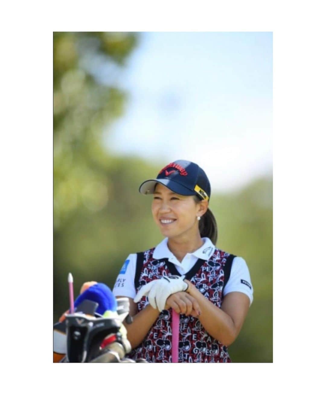 上田桃子のインスタグラム：「日本女子オープン🇯🇵が終わりました⁑ ・ ・ ・ 今年初の九州での大会だったので凄く楽しみでしたし、それがましてや日本オープンて事で頑張りたいなと思っていたので、踏ん張れてよかったな🌸と思っています！ と同時に、改めてあの位置で回れることの楽しさを感じてました！ 緊張は不安もあるしドキドキもするけど、何よりその中でゴルフ出来る事が1番試合っぽくて好きです。 久しぶりにいい集中力でまわれたなと思います‼️  にしても…ほんとにゴルフってなかなか全部がいい👌時が少ないですよね。 ショットがいい時はパターが入らないし、パターがいい時はショットが不安定だし…。 全部がいい時はマネージメントや集中力にかけてたりするし…。 日々の努力で培うしかないのでしょうね。 この結果に満足はしていません。 でもモヤモヤが晴れた1週間になったし、確実に前に進めた4日間だったと思います‼️ 色々悩んで落ち込んだり、答えが見つからない事もあるけど、コーチやキャディーさん、トレーナーさんもいるし、周りには沢山の刺激をくれる友達もいます。  そのお陰で色々あっても乗り越えていけています。 改めて感謝です。。。 ・ ・ ・ また今週からは新たな気持ちで頑張りたいと思います‼️ 応援有難うございました🌹  えりかちゃん @warriorsmilerika_9  おめでとう👏👏👏 ・ ・ ・ 写真は1日目から4日目までのウェアです👚🎽  #2020日本女子オープン #ザクラシックゴルフクラブ  #pearlygates  #masterbunnyedition  #callaway  #anessa #nikon #jaguar  #costa #eyevol」