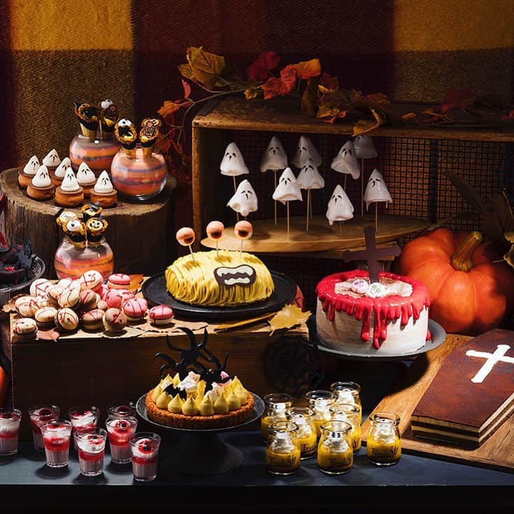 のインスタグラム：「今年も始まりました ハロウィン2020🎃 ウエディングの打合せ前に楽しむのもよし、結婚式を延期なされたカップルもスイスホテルを楽しんでください Halloween 2020 which started this year 🎃  Enjoy before your wedding meeting, or enjoy the Swissotel for couples who have postponed their wedding. #ここからはじまりここから繋がる  #スイスホテル花嫁  #スイスホテル南海大阪  #スイスホテルウエディング  #スイスホテルロマンス  #大阪結婚式  #ホテルウエディング  #ホテル婚  #なんば  #なんば駅  #ハロウィン #swissotelnankaiosaka  #swissotelwedding  #swissotelromance  #osakawedding  #wedding  #hotelwedding  #swisshospitality  #halloween」