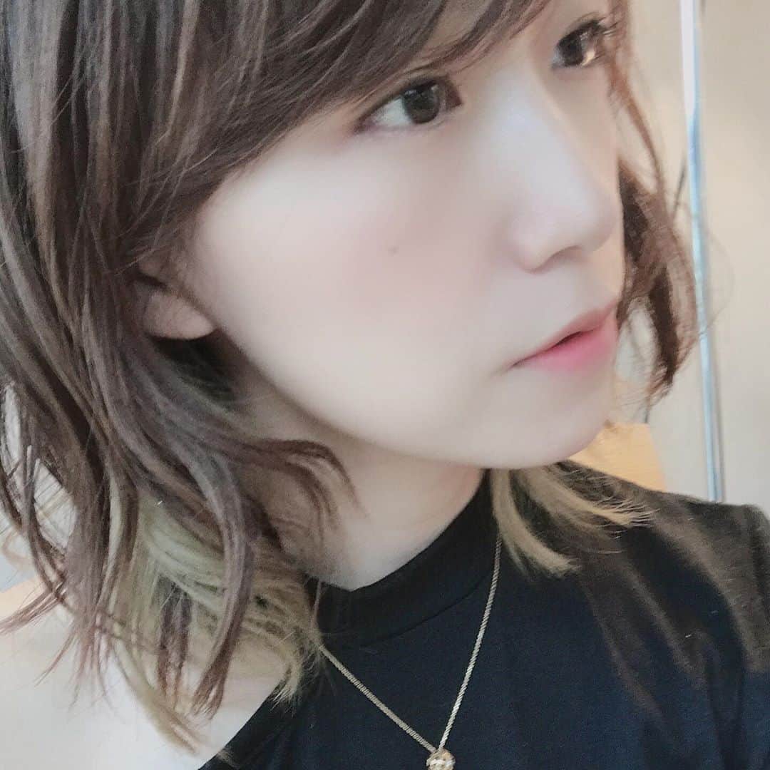 のインスタグラム：「チラチラするインナーカラーが好きだけどこういう髪型は印象的にどうなんだろ～🤔 #田中いちえ #髪型 #インナーカラー」