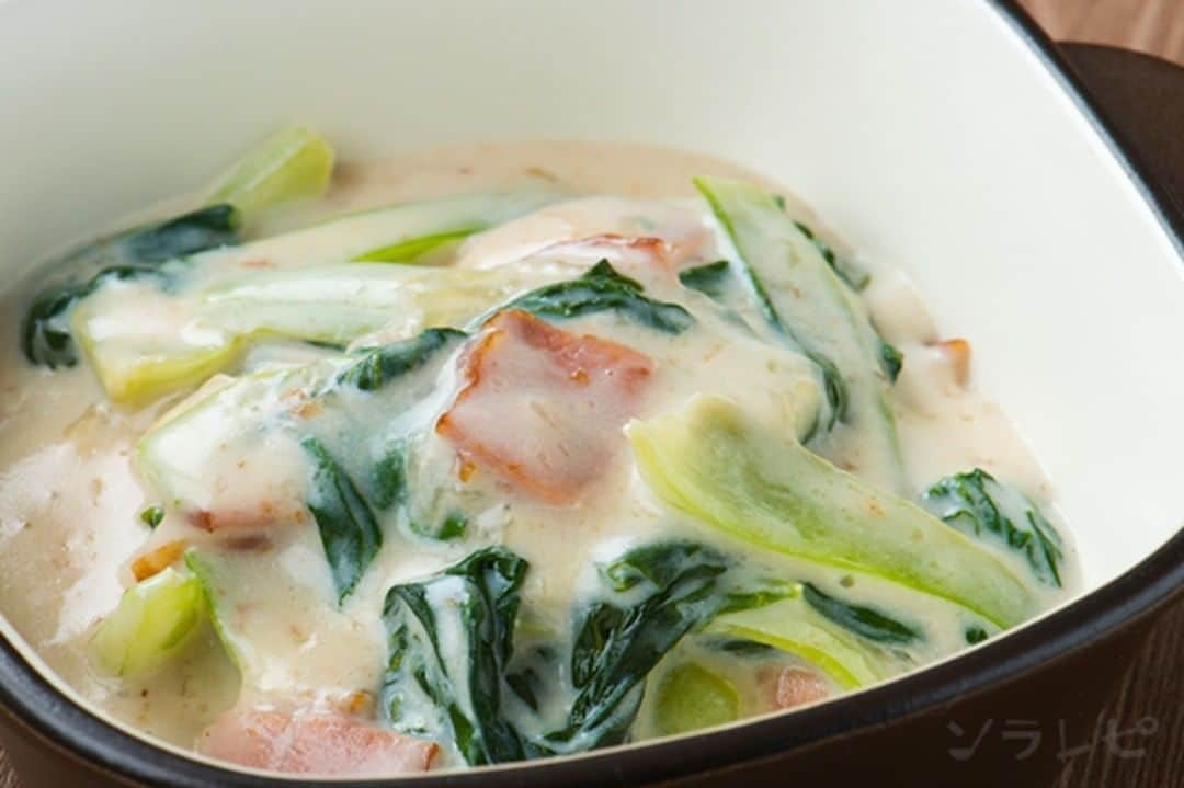 ソラレピのインスタグラム：「チンゲン菜とベーコンのクリーム煮 Bok choy and bacon in cream . 片栗粉で簡単に作れるクリーム煮です✨ きのこなどの具材を加えてアレンジしても美味しいですよ💡 . 【材料】<2人分> ベーコン・・・30g チンゲンサイ・・・200g 牛乳・・・200g 鶏ガラ出汁・・・2g 片栗粉・・・12g 水・・・15g 胡椒・・・少々 塩・・・1g .  レシピの詳細はソラレピアプリでチェック @solarepi のリンクからDLできます ソラレピ献立の写真投稿も #ソラレピ でお待ちしてます♪ . #solarepi #food #recipe #レシピ #cooking #料理 #instafood #簡単料理 #簡単レシピ #献立 #menu #japanesehomecooking #japanesefood #yummy #foodporn #foodstagram #homecooking #deristagrammer #クッキングラム #おうちごはん #チンゲン菜 #Bokchoy #ベーコン #クリーム煮 #旬」