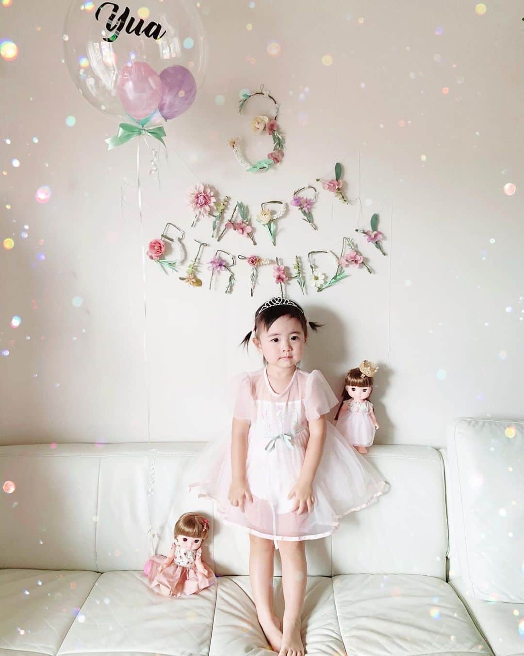 mariomi324のインスタグラム：「#3歳誕生日 会🎂🎁💐 ちょっと早いけど🥰 お誕生日会に#ソランちゃん が来てくれました💕 じいじとバビーからは、ソランちゃんとレミンちゃんのおうちを貰ったよ🏠 よかったね😊♥️ ＊ この前2歳の誕生日をお祝いしたと思ったら、もう3歳！びっくり💦 最後の写真は去年の👧🏻 大きくなったね✨✨✨ ＊ ＊ ＊ ＊ #3歳 #女の子ママ #ベビードレス#キッズドレス#月齢フォト#子供のいる暮らし#キッズコーデ#ベビーコーデ #お家スタジオ #ママカメラ #ベビーフォト#キッズフォト #ハピベビ #誕生日 #バースデー #birthday #3rdbirthday #記念日フォト#誕生日フォト#バースデーフォト#月齢フォト #誕生日飾り付け #誕生日会 #誕生日プレゼント #mamagirl #birthdayparty #birthdaypresent」