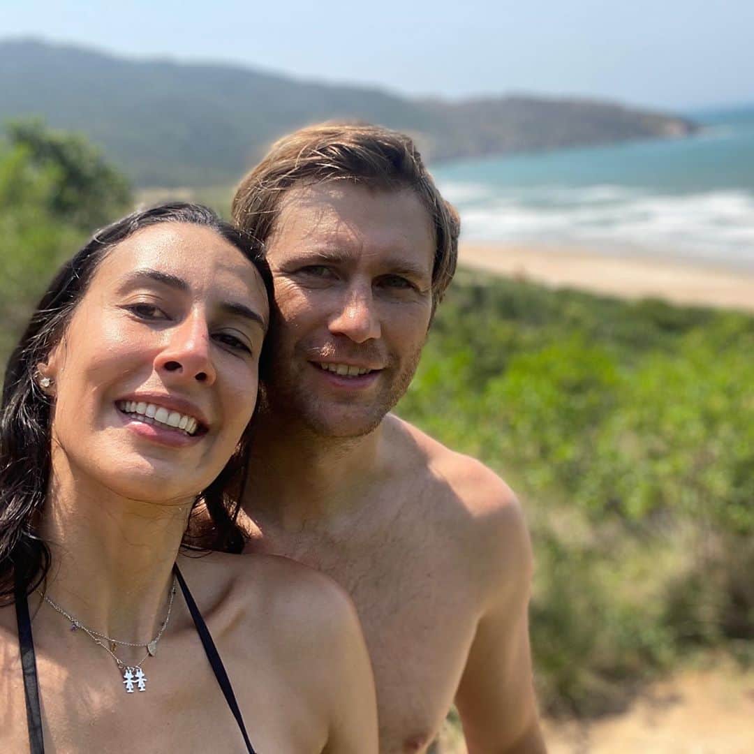 シェイラ・カストロのインスタグラム：「Nós dois. Acho que é a primeira viagem que fizemos só eu e meu lindinho depois que nossas meninas nasceram. E como foi bom, como isso é importante pra gente. Foram dias fantásticos, de muito amor, cumplicidade, aventuras e tb estudos. Não foi fácil ficar longe das pitucas depois de 7 meses grudadinhos com elas. Mas foi ótimo. E o que é a maternidade? É sentir culpa de estar aproveitando o tempo com meu marido sem minhas filhas, é estar feliz e tb com o coração apertado pela distância. É querer estar grudadinha só com meu marido mas tb querer me teletransportador só pra dar um beijinho nas pitucas! Maternidade é uma ambiguidade de sentimentos o tempo todo! #lindinho #nósdois #amomuito #mamae #papai」