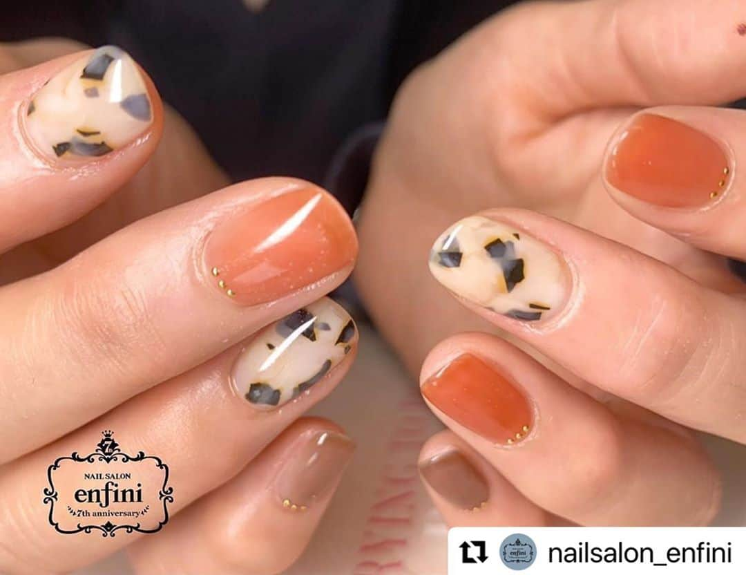 initygel_officialさんのインスタグラム写真 - (initygel_officialInstagram)「#Repost @nailsalon_enfini with @make_repost ・・・ white bekko*  ホワイトべっ甲の季節がやって来ました♪  去年のものを少しアレンジして奥行き感を出してみました！  こちらのアートは 10/27(火)オンラインセミナーでデモ致します！！ ひと手間でリアルなべっ甲ネイルが出来ちゃいますので是非ご受講下さいませ☺︎  オンラインセミナーお申し込みはTATオンラインセミナーHPでお願い致します。 @nailshoptat  #nail#gelnail#nailart#ネイル#ネイルアート#ジェルネイル#ジェルアート#ネイルデザイン#手描きアート#ジェル#美甲#指甲#ネイルサロン#nailsalon#instanail#札幌#enfini#アンフィニ#大人ネイル#nailist#オフィスネイル#トレンドネイル#initygel #アイニティジェル#夏ネイル#秋ネイル #べっ甲ネイル#ホワイトべっ甲」10月5日 9時20分 - initygel_official