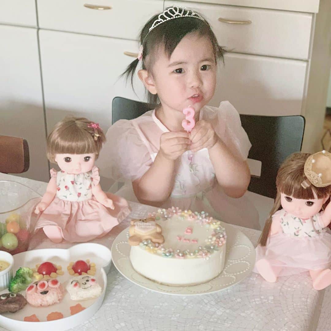 mariomi324のインスタグラム：「連投すみません🙏 可愛いケーキ🎂💕と、ママ手作りプレート♥️😊 カレーパンマンが、誰？みたいな出来になりましたw ＊ ＊ ＊ ＊ #3歳 #女の子ママ #キッズドレス#子供のいる暮らし#キッズコーデ#ママカメラ #ベビーフォト#キッズフォト #誕生日 #バースデー #birthday #3rdbirthday #記念日フォト#誕生日フォト#バースデーフォト#birthdayparty #誕生日会 #3歳誕生日 #誕生日プレート #バースデープレート #ワンプレート #ワンプレートごはん #誕生日ケーキ #バースデーケーキ #birthdaycake #ソランちゃん #レミンちゃん #mamagirl #ミナペルホネン #onthetable」