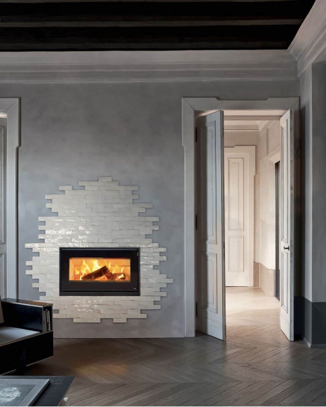 Gervasoni Korea_officialさんのインスタグラム写真 - (Gervasoni Korea_officialInstagram)「Paola Navone MOOD . #프로젝트 #fireplace .  A cladding for front fireplaces, designed by Paola Navone for the MCZ brand. It is made of glazed terracotta zellige tiles. . .  ● 쇼룸 방문 및 제품 문의  tel. 070-4209-0827 ● 온라인 구매는 전화 및 DM으로 가능합니다.  제르바소니 논현쇼룸 서울시 강남구 논현로 133길 8 (논현동 36-9) #제르바소니코리아  #제르바소니 #gervasoni #이태리가구 #디자인가구 #파올라나보네 #PaolaNavone #패브릭소파 #테이블 #침대 #아웃도어가구 #이벤트 #행사 #친환경가구 #우디네 #udine」10月5日 9時32分 - gervasoni_korea
