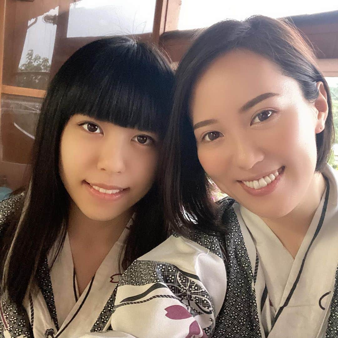 ありさ・あげまんクリエイターのインスタグラム：「長女と♡ ・ ・ ・ 有名な心理学者の言葉  『人は、自分自身の人格については、常に無知である。己を知るためには、他人が必要である。』  罪を憎んで、人を憎まず。 許すことが愛であり、 愛を知るために人は失敗をする。  お互い様。 それを理解していれば静かに愛することができる。  友達でも、親子でも、恋人でも、夫婦でも、同じことが言えますね☺️  #熱川温泉 #家族旅行  #夜なラブ #中居大輔と本田翼と夜な夜なラブ子さん」