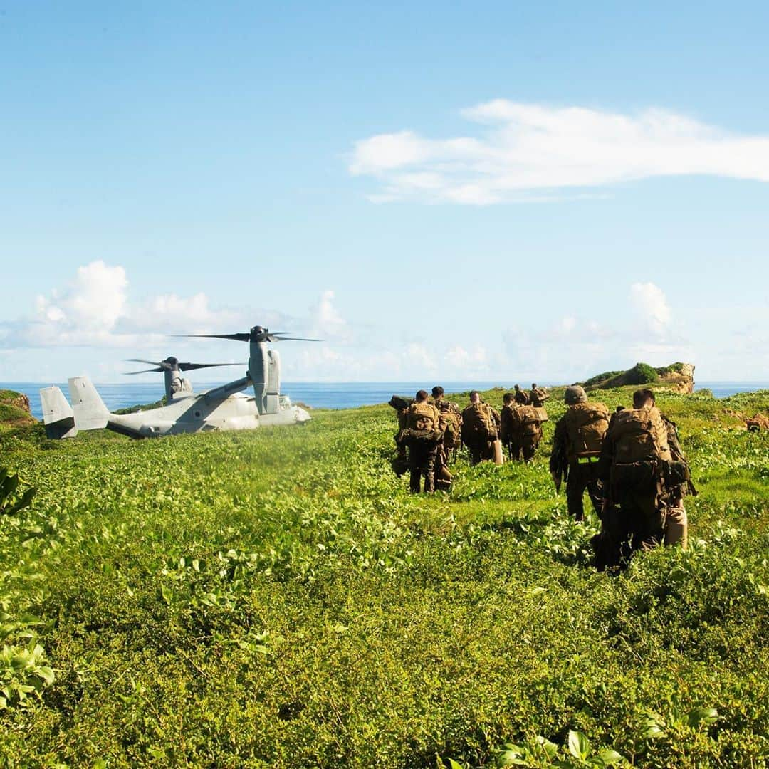 アメリカ海兵隊さんのインスタグラム写真 - (アメリカ海兵隊Instagram)「Green in Guam  Marines with the @31stmeu hike to their bivouac site on Guam while conducting operations with #USSAmerica in the U.S. 7th Fleet area of operations.  A bivouac site is an area the Marines establish for living and sleeping while conducting missions on the island.  The MEU and @USNavy amphibious assault ship are enhancing operations with allies and partners while serving as a ready response force for a #FreeAndOpenIndoPacific region. (U.S. Marine Corps photo by Cpl. Brandon Salas)  #USMC #Marines #Military #Guam」10月5日 9時26分 - marines