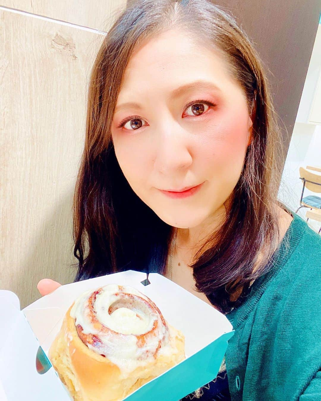 大越かず江さんのインスタグラム写真 - (大越かず江Instagram)「✨ご褒美✨  うわヾ(>y<;)ノうわぁぁ✨  頑張ってる私に🎩✨ ご褒美✨٩(🔥▽🔥)۶✨  たまには？！ お許しくださいΣ(///□///)🌹✨  ✨✨✨✨✨✨✨✨✨✨✨✨  ✨ Reward ✨  Wowヾ(>y<;)ノwow ✨  I'm doing my best 🎩✨ Reward ✨٩(🔥▽🔥)۶✨  Once in a while？！ Please forgive me Σ(///□///)🌹✨  ✨✨✨✨✨✨✨✨✨✨✨✨  #ご褒美  #スイーツ好きな人と繋がりたい  #シナボン  #reward  #自分に甘い」10月5日 9時31分 - bluemoonseasky