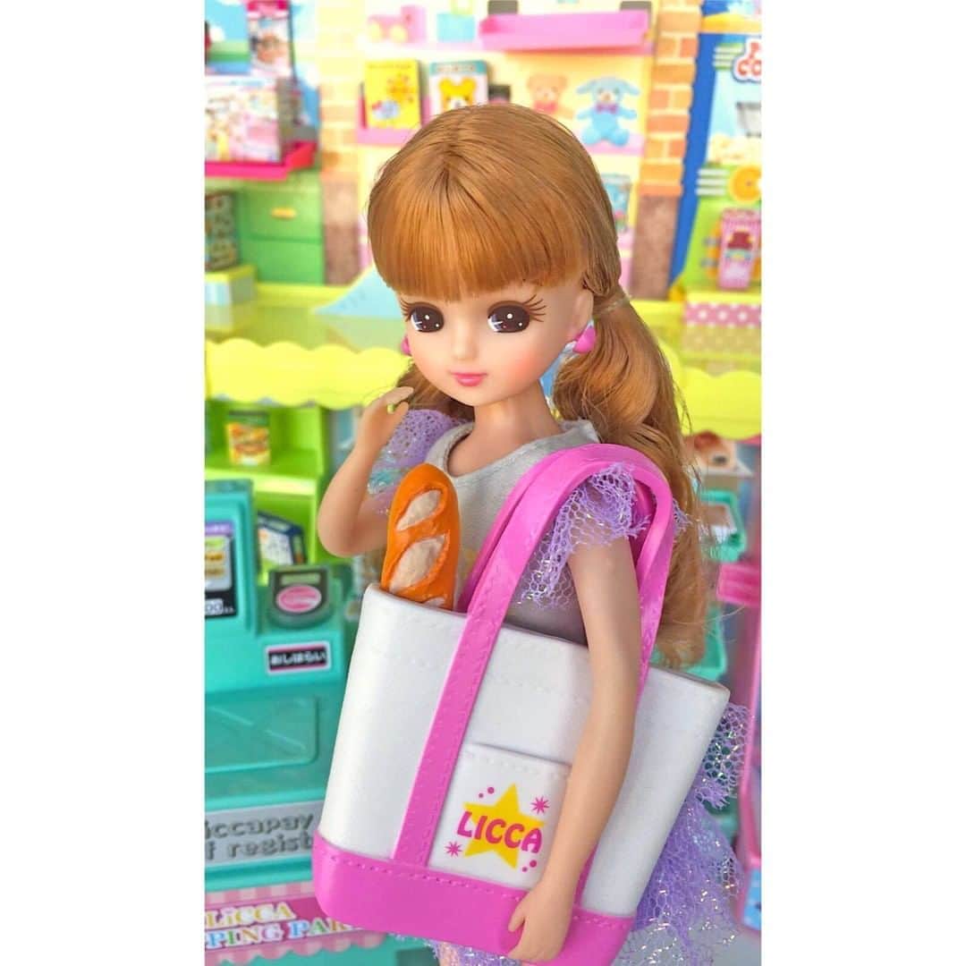 リカちゃんさんのインスタグラム写真 - (リカちゃんInstagram)「みんなは #エコバッグ 使ってる？ リカは最近、とってもかわいいエコバッグをGETしたよ☆ ついつい買いすぎちゃうおかしも、エコバッグに入るようにって考えて必要な分だけ買うようになったよ♪   #レジ袋ゼロデー　#今日は何の日 #リカちゃん #fashion #ootd #hairstyle #licca #liccadoll #japanesedoll #japan #girl #instadaily #instagood #instagramjapan #instagram」10月5日 9時31分 - bonjour_licca