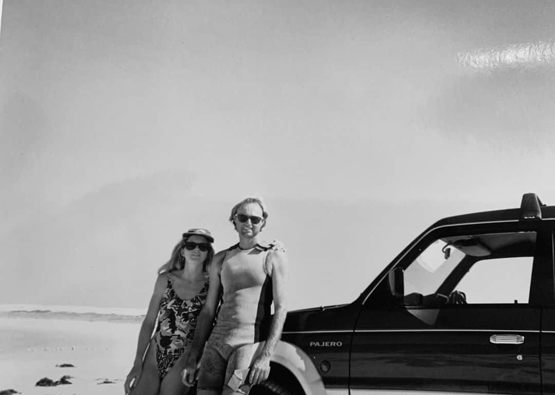 ローラ・エンバーのインスタグラム：「Dad is 60 today! We got so so lucky with him 🖤🖤🖤 🖤 The forever grom still out surfs the rest of us!」