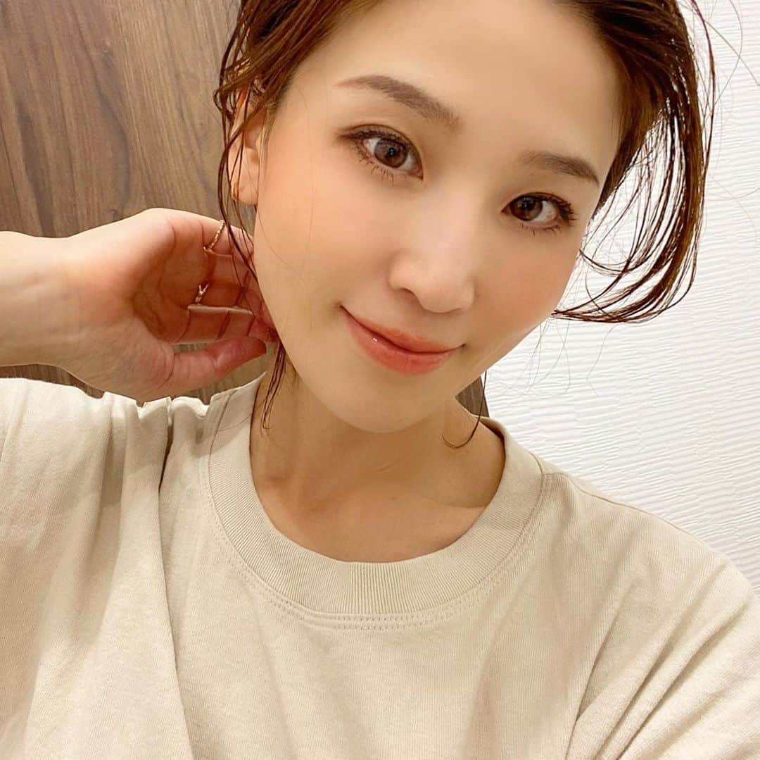 のインスタグラム：「TCB式小顔美肌再生を受けて1週間が経ち、経過観察で、 @tcb_nakano #東京中央美容外科中野院 の　@tcb_iso #磯村亮輔 先生のところへ行ってきました😌 頬あたりの腫れも引き、Vラインが更にシュッとなりました✨下がってた皮膚が上がったお陰で、頬のコケも改善👏 もう、ほぼ痛みも腫れもなく、とりあえず小顔効果が素晴らしくて感激してます💕磯村先生の腕のおかげで、ダウンタイムはほぼないし、希望通りの輪郭に近づけるため、頑張って引き上げてくれたみたい😆 しかも、肌にハリが出てきて絶好調😍  この施術もホントーにおすすめです❤️ ・ ・ ・ #tcb式小顔美肌再生 #リフトアップならtcb東京中央美容外科#小顔美肌再生#pr #美容整形ならtcb東京中央美容外科 #東京中央美容外科 #美容外科#たるみ#小顔なら磯村亮輔 #中野#美容#磯村先生#小顔 #糸リフト経過 #糸リフト #アンチエイジング #美容整形 #糸リフトダウンタイム #ダウンタイムなし #ダウンタイム中 #アンチエイジング #tcb式小顔美肌再生 #糸リフトアップ#美肌#美容垢#アラフォー #アラフォーメイク #美容整形外科」