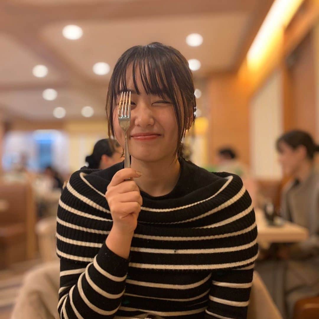 犬塚花菜子のインスタグラム：「上京してびっくりしたことの1つ、"東京にはジョイフルがない"  今日からまた1週間頑張りましょう🌟  かなポチ投票もよろしくお願いします！🙏🏻 プロフィールのURLか、QRコードから投票できます  #ミスコン#ミス桜美林#桜美林大学#ミスミスターコンテスト#ミクチャ#撮影モデル#サロンモデル#被写体#一眼レフ#ポートレート#フィルムカメラ#l4l#ootd#f4f#Instagram#instapic#東京#カフェ#作品撮り#作品撮りモデル」