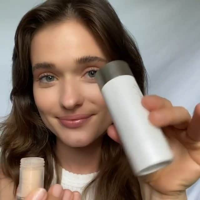 ジェーン・アイルデールのインスタグラム：「米国ですでに賞も受賞している新商品パウダーミーSPF 30ブラシタイプは、有害なUVA/UVB光線から顔、体、頭皮を瞬時に保護する、クリーンで高性能なパウダーサンスクリーンです。 使い方・装着方法もとても簡単!動画をチェックしてください!」