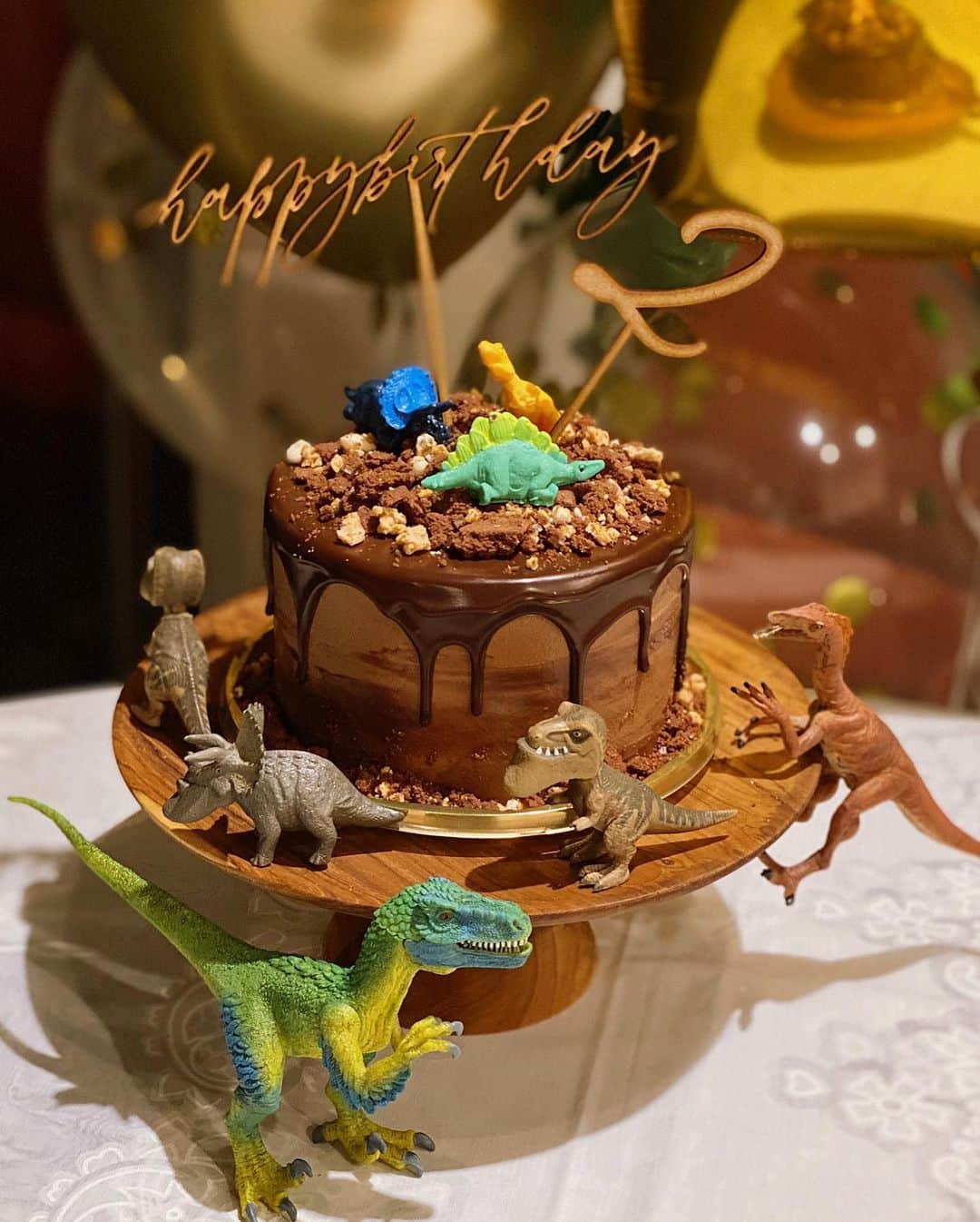 松本亜希さんのインスタグラム写真 - (松本亜希Instagram)「・ たくさん質問いただきました、2歳のお誕生日ケーキは、誕生日テーマに合わせてもちろん恐竜に🦖 ・ 土台のケーキは大好きな @chocolatrepublic_kobe_official にてオーダーさせてもらいました。 高さを出してもらったのがポイント🎂 ケーキの上はクッキーを砕いたものを乗せて♡ 周りや上には恐竜のフィギュアを🦕🦖 大きめの恐竜二体は、 @schleichofficial のものなんだけど、2歳のプレゼントの一つとしてグランマとじーじが買ってくれたんだけど、すっごくリアルでよく出来てて感動👏 ショコリパのケーキ、見た目だけじゃなく味もとっても美味しいのが嬉しい😍 ・ ケーキトッパーは @threem.official ❤️❤️❤️ ほんと、これを挿すだけで一気におしゃれになる魔法のアイテム‼️ ケーキもトッパーも1歳のお誕生日に続いて、ショコリパとスリームでお願いしました♡ ・ あ、バルーンも何かある時はいつもお願いしている @balloonballoon81 で♡ _________________________________________ #happy2ndbirthday #2歳 #2歳誕生日 #2ndbirthday #2歳誕生日ケーキ #birthdaycake #2ndbirthdaycake #chocolaterepublic #ショコラリパブリック #スリーム #threem #ケーキトッパー #バルーンバルーン #恐竜ケーキ#恐竜好き#恐竜」10月5日 9時55分 - m_akiron