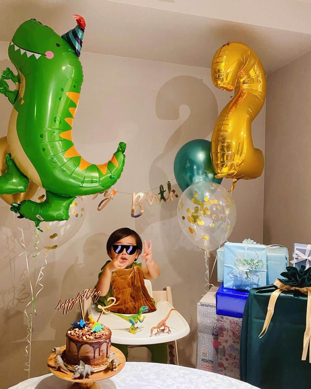 松本亜希さんのインスタグラム写真 - (松本亜希Instagram)「・ たくさん質問いただきました、2歳のお誕生日ケーキは、誕生日テーマに合わせてもちろん恐竜に🦖 ・ 土台のケーキは大好きな @chocolatrepublic_kobe_official にてオーダーさせてもらいました。 高さを出してもらったのがポイント🎂 ケーキの上はクッキーを砕いたものを乗せて♡ 周りや上には恐竜のフィギュアを🦕🦖 大きめの恐竜二体は、 @schleichofficial のものなんだけど、2歳のプレゼントの一つとしてグランマとじーじが買ってくれたんだけど、すっごくリアルでよく出来てて感動👏 ショコリパのケーキ、見た目だけじゃなく味もとっても美味しいのが嬉しい😍 ・ ケーキトッパーは @threem.official ❤️❤️❤️ ほんと、これを挿すだけで一気におしゃれになる魔法のアイテム‼️ ケーキもトッパーも1歳のお誕生日に続いて、ショコリパとスリームでお願いしました♡ ・ あ、バルーンも何かある時はいつもお願いしている @balloonballoon81 で♡ _________________________________________ #happy2ndbirthday #2歳 #2歳誕生日 #2ndbirthday #2歳誕生日ケーキ #birthdaycake #2ndbirthdaycake #chocolaterepublic #ショコラリパブリック #スリーム #threem #ケーキトッパー #バルーンバルーン #恐竜ケーキ#恐竜好き#恐竜」10月5日 9時55分 - m_akiron