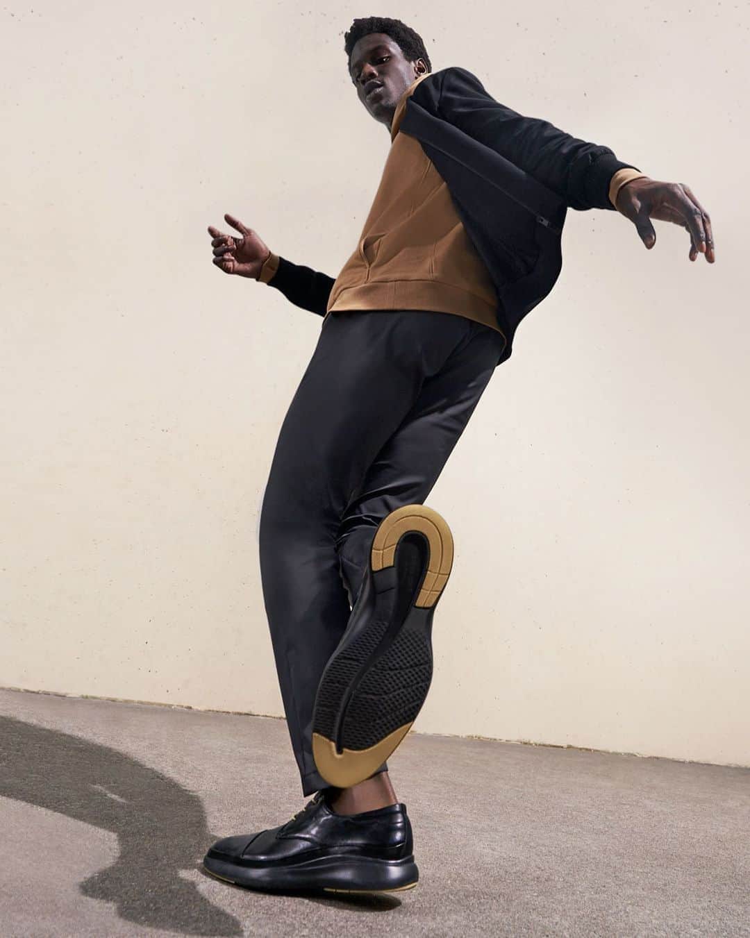 ケネスコールのインスタグラム：「In challenging times, it helps to have a Mello sole. Our Mello cap-toe oxford features a cushioning Mello Foam insole and a surprising pop color outsole. #ImproveYourStanding #ComfortAndPerformance #FallStyle  When you shop at KennethCole.com, we donate to THE MENTAL HEALTH COALITION –a life-changing movement working to destigmatize all mental health conditions by unifying our partners’ efforts, including those focused on the emotional well-being of Black communities. Info link in bio.」